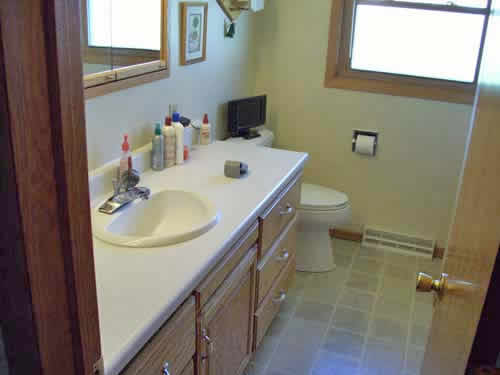 Nate Phillips Construction Company rebuilt this bathroom in Waterloo, IA 